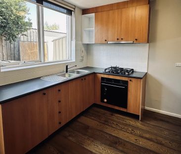 Beautifully Presented Ground Floor Apartment - Bonus Large Courtyard - Photo 4