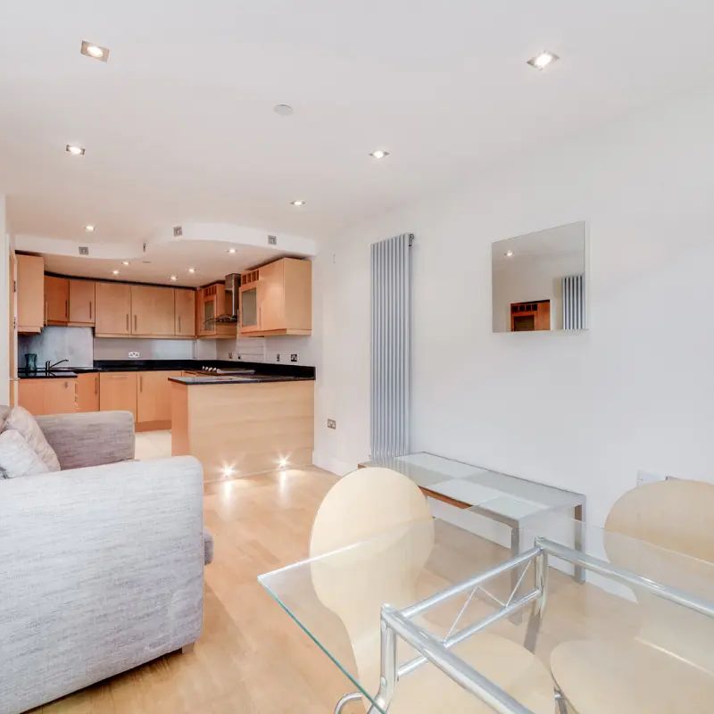 1 bedroom flat in London - Photo 1