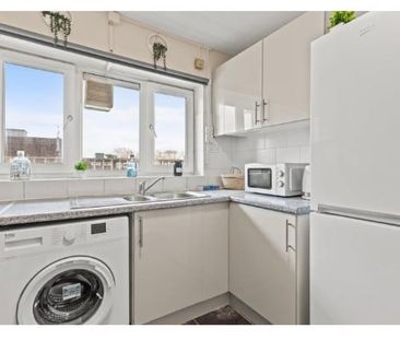 Room in a Shared Flat, Ludovick Walk, SW15 - Photo 1