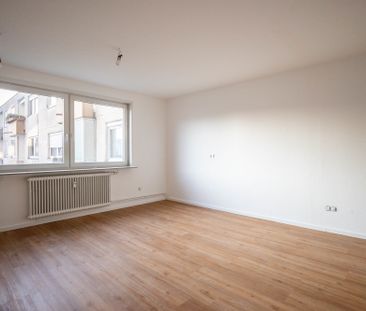 Renovierte 4 Zimmerwohnung mit Balkon, Fahrstuhl und TG-Platz in Bi... - Foto 2