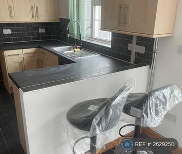 1 bedroom in a house share to rent - Photo 2