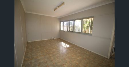 THREE BEDROOM FAMILY HOME - Photo 2