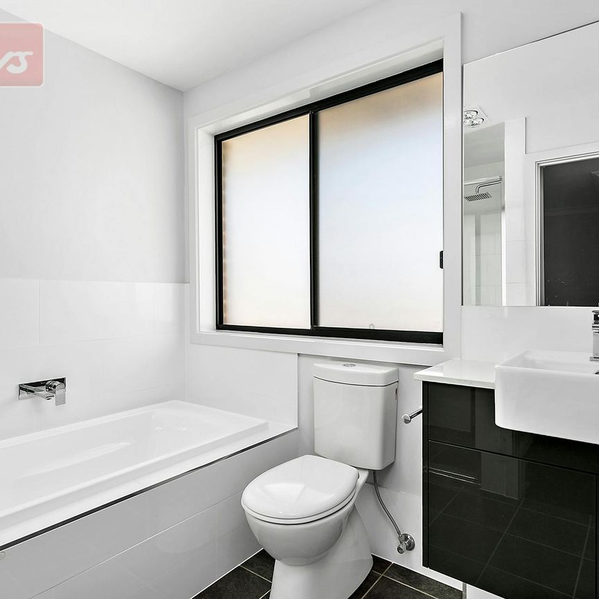 Quality Four Bedroom Duplex - Pet Friendly - Photo 1