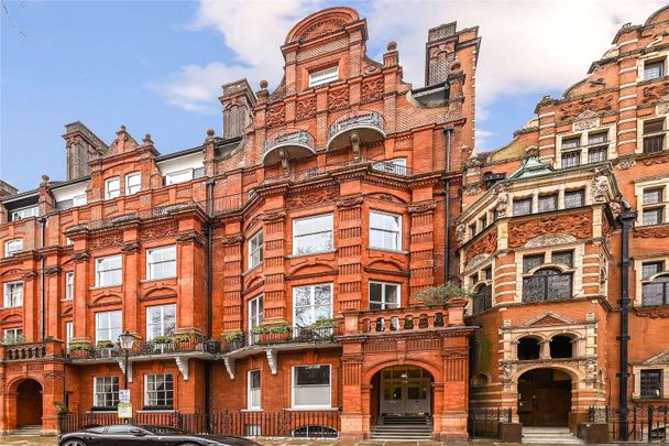 A fabulous beautifully interior designed second floor lateral apartment spanning two buildings. The flat provides magnificent entertaining space and beautiful views across Cadogan Square. - Photo 1