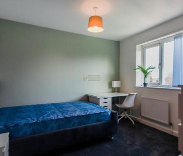 4 bedroom semi-detached house to rent - Photo 4