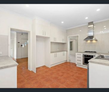 Cute Two-Bedroom Home on a Compact, Low-Maintenance Allotment - Photo 4