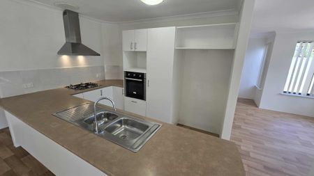 Less Than 500m to Warnbro Beach! - Photo 3