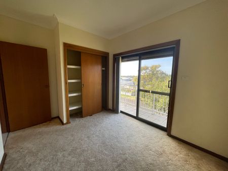 Top-Floor Spacious 2-Bedroom Unit in Prime East Corrimal Location! - Photo 4