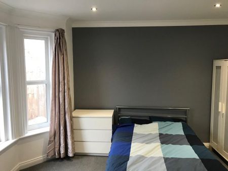 5 bedroom detached house to rent - Photo 2