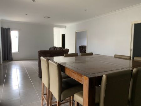 Beautiful Fully Furnished 4 Bedroom 2 Bathroom Home - Photo 5