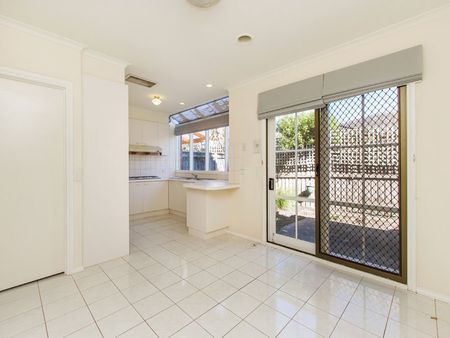 Spacious townhouse on a small block of 5! - Photo 2