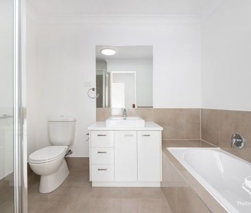 Modern 3 Bedroom Townhouse Available From 01/12/2025 - Photo 6