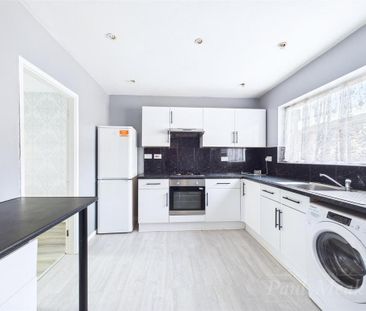 3 bedroom end of terrace house to rent - Photo 1