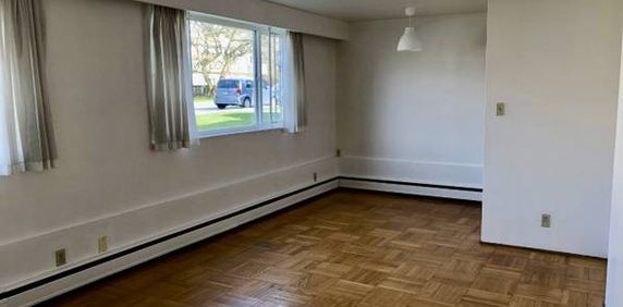 Quiet Corner Bachelor (Studio), Bright, Spacious, Main Floor, near VGH - Photo 2