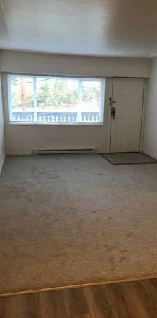 One Bedroom Apartment in Esquimalt! New paint and flooring! - Photo 1