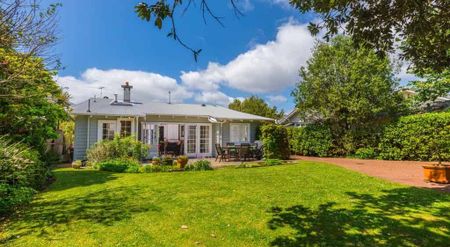 Double Grammar Zone Home, 6bed 2 bath - Photo 5