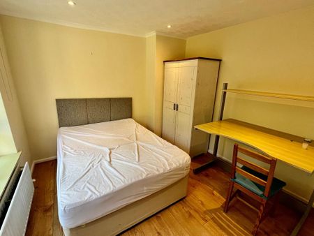 6 bedroom semi-detached house to rent - Photo 5