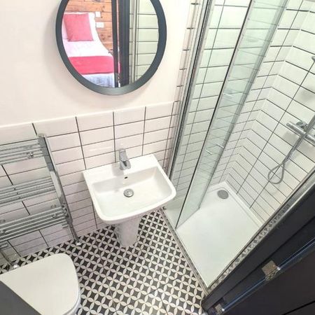 1 bedroom in a house share to rent - Photo 4