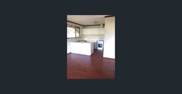 Spacious Townhouse In Fantastic Location ! - Photo 1