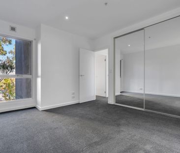 Stylish Two-Bedroom Apartment with City Skyline Views - Photo 6