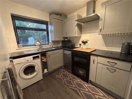 Station Road East, Ash Vale, Aldershot, Surrey, GU12 - Photo 3