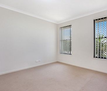 4 BEDROOM HOME WITH AIR CONDITIONING IN A QUIET STREET - Photo 2