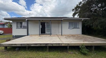 Double Garage, 3 Bed 1 Bath Standalone House - Photo 2
