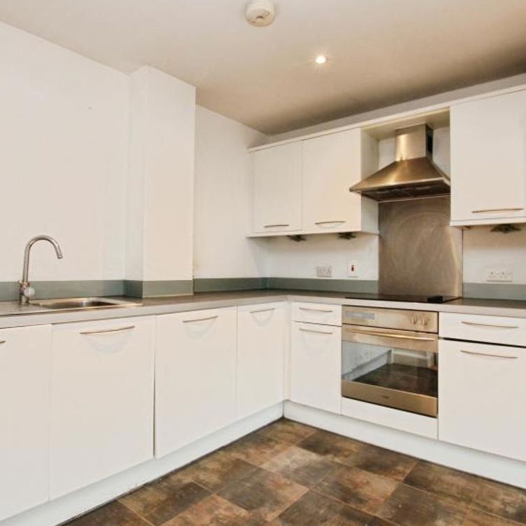 A large flat with 2 double bedrooms and 2 bathrooms. As well as the fantastic central location, there is also allocated parking! - Photo 1