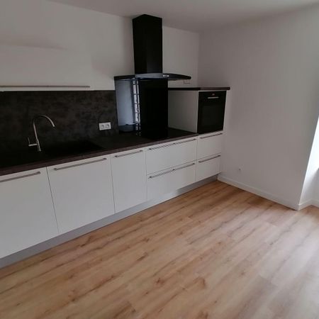 A LOUER A ORGERES - EN PLEIN CENTRE, proche des commerces. Appartement de type 2 de 34.00 m² en... - Photo 4