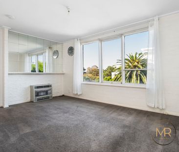 Bright 2-Bedroom Apartment with Stunning City Views in Essendon - Photo 5