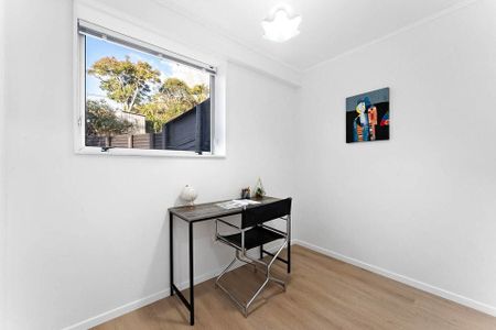 Elevated 4 bedroom house plus study - Photo 3
