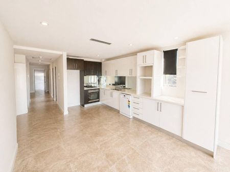 NORTH WOLLONGONG MODERN 3 BED UNIT - Photo 3