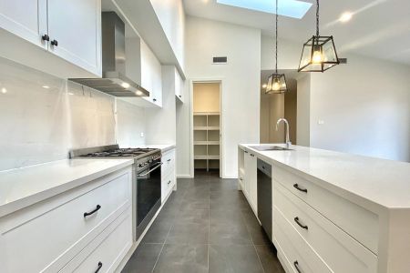 SPACIOUS & LUXURY LIVING + 4 BEDROOMS - Photo 3