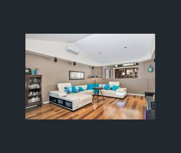 Stunning Family Home - Photo 2