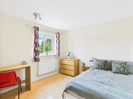 3 bedroom flat to rent - Photo 3