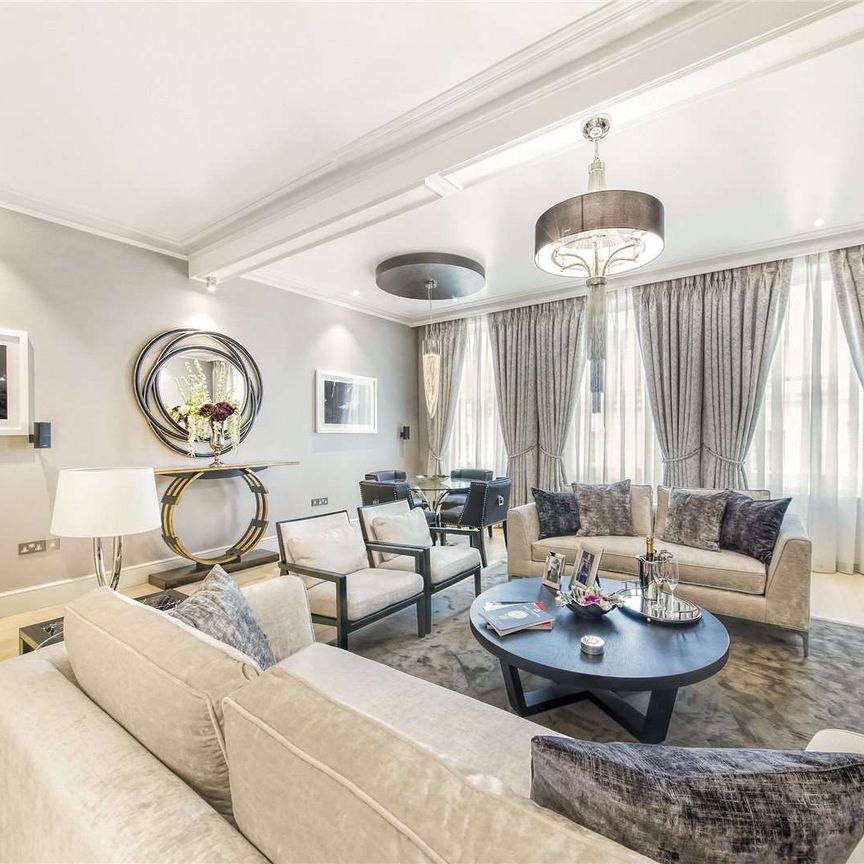 An exceptional and beautifully refurbished two bedroom apartment situated in Knightsbridge. - Photo 1