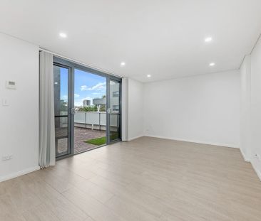 Penthouse-Style Apartment Minutes' To Trains - Photo 1