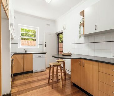 Art Deco Elegance in a Lifestyle Setting - Photo 5