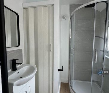 1 bedroom in a house share to rent - Photo 6