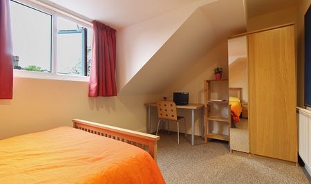 5 Bed With Recently Fitted Kitchen! - Photo 3