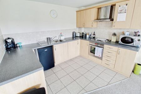 2 bedroom flat to rent - Photo 2