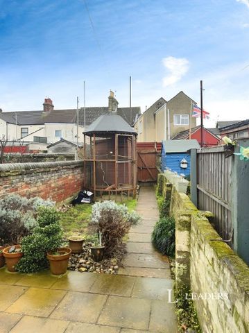 3 bedroom terraced house to rent - Photo 2