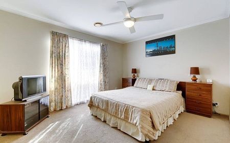 Comfort, Space & Style - The Perfect Family Retreat! - Photo 5