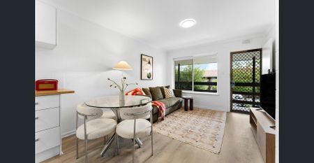 Stylish, Fully Furnished City-Fringe Apartment in Sophisticated Locale - Photo 4
