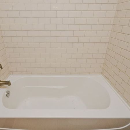 Edmonton Unfurnished Condo Rental in Oliver - Stylish Oliver Condo Steps From Cafés, Groceries & Downtown Living - Photo 2