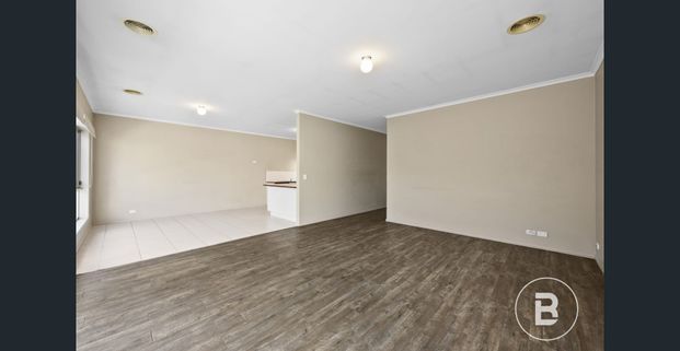 LOW MAINTENANCE THREE BEDROOM LIVING CLOSE TO THE CBD - Photo 1