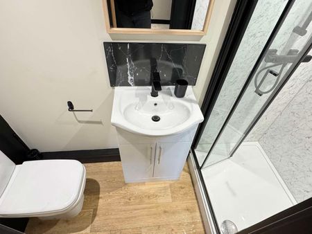 En-suite Bedroom with all bills included Room 1 - Photo 3