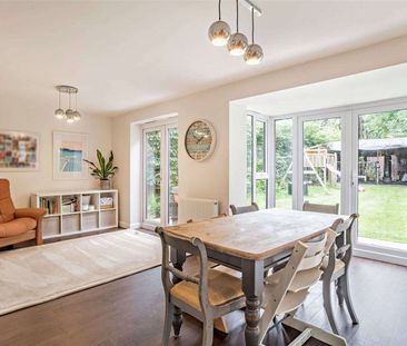 Stylish modern five bedroom family home on Chester cul-de-sac - Photo 5