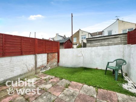 1 bedroom in a house share to rent - Photo 5