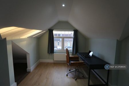 1 bedroom in a house share to rent - Photo 3